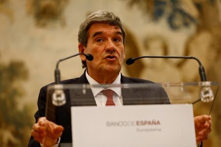 　４月９日、欧州中央銀行（ＥＣＢ）理事会メンバーのエスクリバ・スペイン中銀総裁は、米国の関税引き上げはスペインをはじめとするユーロ圏経済に打撃を与えるが、インフレへの影響はそれほど明確ではないと述べた。マドリードで２０２４年９月撮影（２０２５年　ロイター/Susana Vera）