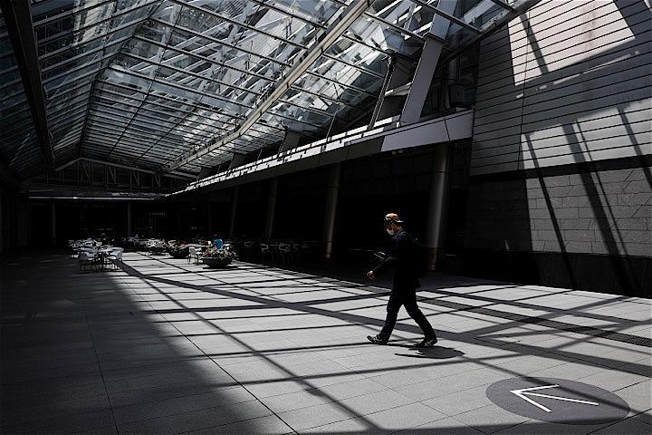 都内で新たに30人の新型コロナウイルスへの感染が確認された。写真は14日、都内で。REUTERS/Kim Kyung Hoon