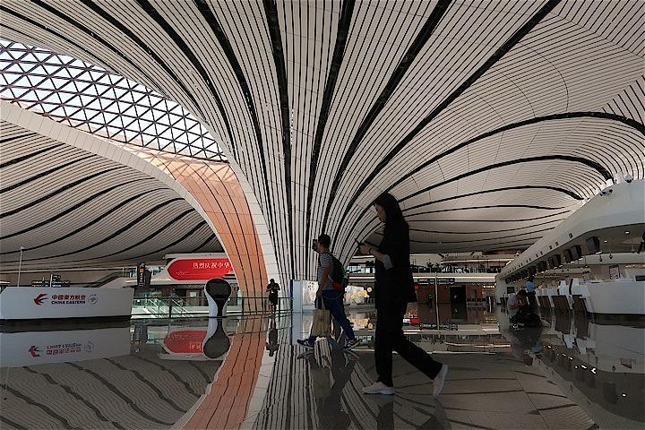 中国政府が総事業費4500億元（630億ドル）をかけて整備した新空港「北京大興国際空港」が、正式に開業した。写真は同空港のターミナルホール。（2019年　ロイター）