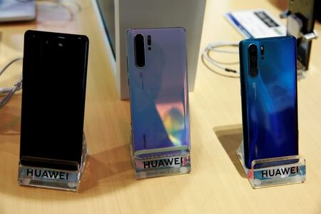 調査会社カナリスが２６日公表したリポートによると、中国の第３四半期スマートフォン販売台数は前年同期比５％減の６６７０万台だった。資料写真、ファーウェイのスマートフォン、２０１９年7月（２０２３年　ロイター／Rodrigo Garrido）