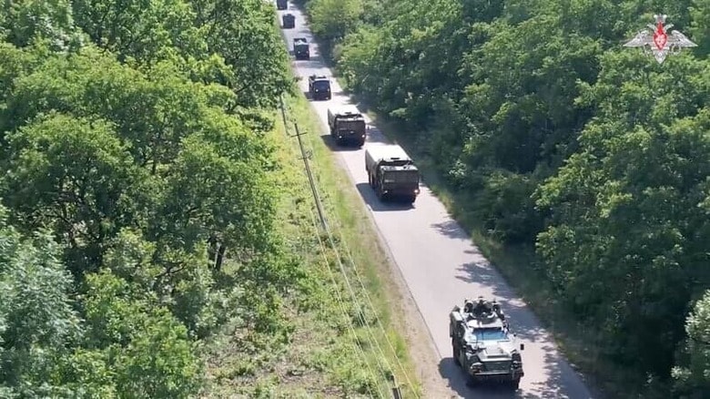 ロシア軍がプーチン大統領の命令に基づき、戦術核兵器の使用を想定した演習を開始した。画像はロシア南部軍管区で撮影された軍の車両。２１日に提供された映像から（２０２４年　ロイター／Russian Defence Ministry）
