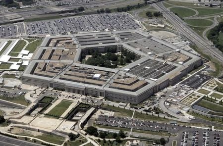 　１１月１３日、「イスラム国」の覆面男について、有志国連合司令部報道官は死亡したとある程度確信していると述べた。写真はワシントンの国防総省。２００５年６月撮影（２０１５年　ロイター）