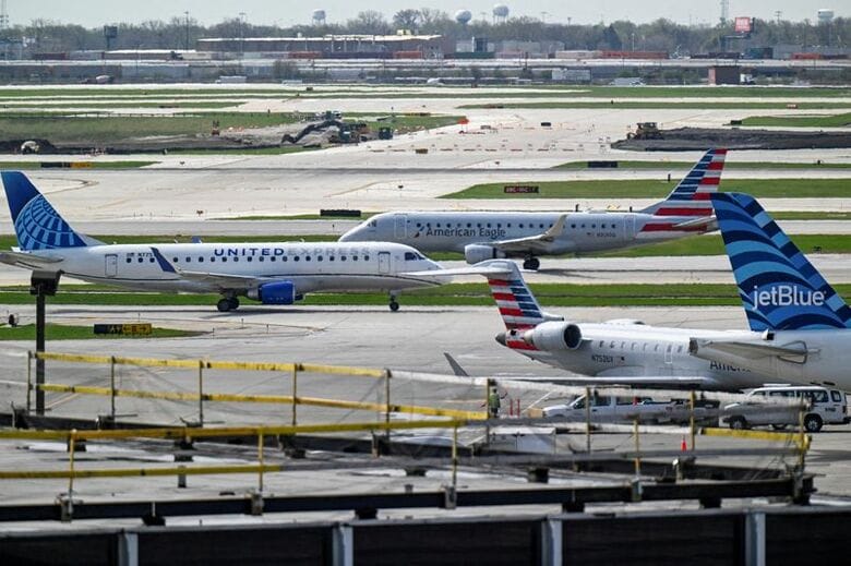 米ユナイテッド航空とアメリカン航空の飛行機。イリノイ州シカゴ・オヘア国際空港の滑走路で１４日撮影。REUTERS/Joshua Lott