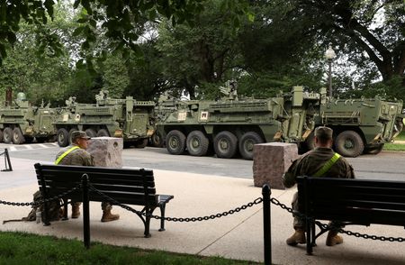 トランプ米大統領は１０日、米陸軍創設２５０周年にあたり今月１４日に首都ワシントンで行われる軍事パレードを巡り、抗議活動を行わないよう警告した。写真はワシントンのポトマック公園に駐車された「ストライカー」装甲車。１０日撮影（２０２５年　ロイター/Kevin Lamarque）