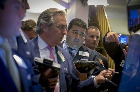 　６月２３日、米国株式市場は小幅高。主要株価指数は軒並み最高値近辺で取引を終えた。写真はニューヨーク証券取引所。２２日撮影（２０１５年　ロイター/Brendan McDermid）