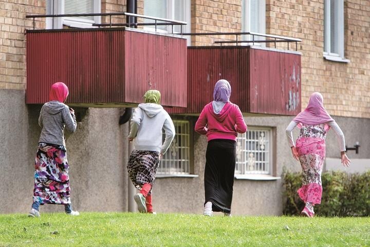 スウェーデンは移民に寛容で定住や就労支援に力を入れてきたが（首都ストックホルム郊外のフレンにある受け入れ施設）　AP/AFLO