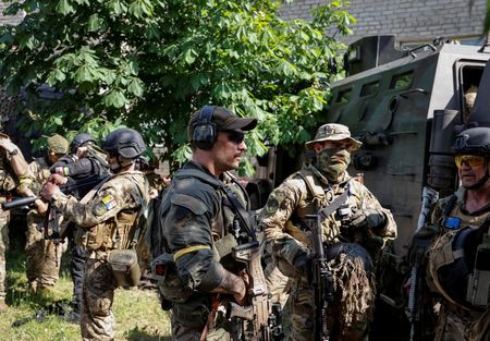 　　６月８日、ウクライナ東部ルガンスク州のガイダイ知事は、ウクライナ側の最後の砦とされる要衝セベロドネツクの９０％をロシア軍が支配し、ドネツ川を挟んだ対岸の都市リシチャンスクにも激しい攻撃を加えていると述べた。写真は２日、セベロドネツクに展開する外国人の志願兵ら（２０２２年　ロイター/Serhii Nuzhnenko）