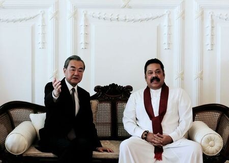 中国外務省報道官は２３日の記者会見で、米国は中国との関係を巡り各国を脅迫しているが、そうした行為は成功しないと述べた。写真は１月のスリランカ首相と中国外相の会談。（２０２０年　ロイター/Dinuka Liyanawatte）