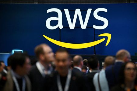 　５月８日、スペイン通信大手テレフォニカのグループ企業、テレフォニカドイツは、今月末に高速通信規格「５Ｇ」の１００万人の顧客を米アマゾン・ウェブ・サービス（ＡＷＳ）に移行する計画。写真はハノーバーメッセで撮影されたＡＷＳのロゴ。ドイツ・ハノーバーで４月撮影（２０２４年　ロイター/Annegret Hilse）