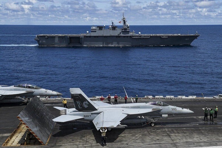 南シナ海で米海軍の空母打撃群の演習に参加したいずも（2021年10月30日）　U.S. Navy photo by Mass Communication Specialist 3rd Class Tyler Wheaton via ABACAPRESS.COM