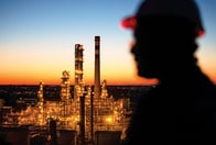 原油安で独り勝ちする米経済