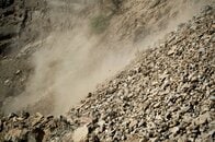 巨大な岩が突然崩れ落ち、観光客を襲う…トルコの世界遺産で起きた惨事、その衝撃映像
