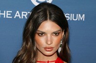 「極小ビキニで映画館...」エミリー・ラタコウスキーの大胆ルックが話題に