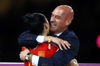 女子選手の唇にキス、王妃の肩を抱き、卑猥なポーズも...スペインサッカー連盟会長への怒りと、「逆ギレ」の行方