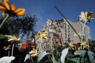 キーウ大規模攻撃死者30人に、捜索活動続く　追悼の日で半旗も