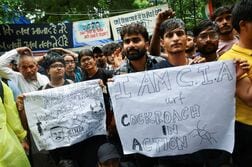インド入試漏えい、野党が議会で抗議　政界にも混乱