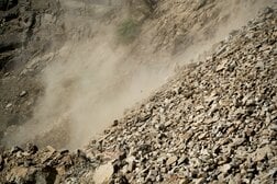 巨大な岩が突然崩れ落ち、観光客を襲う…トルコの世界遺産で起きた惨事、その衝撃映像