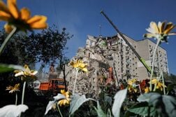 キーウ大規模攻撃死者30人に、捜索活動続く　追悼の日で半旗も