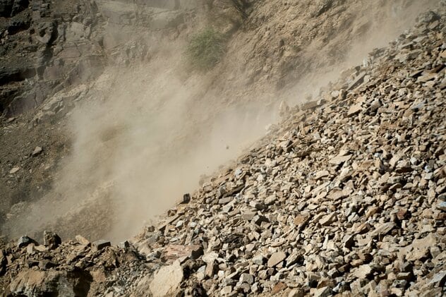 巨大な岩が突然崩れ落ち、観光客を襲う…トルコの世界遺産で起きた惨事、その衝撃映像