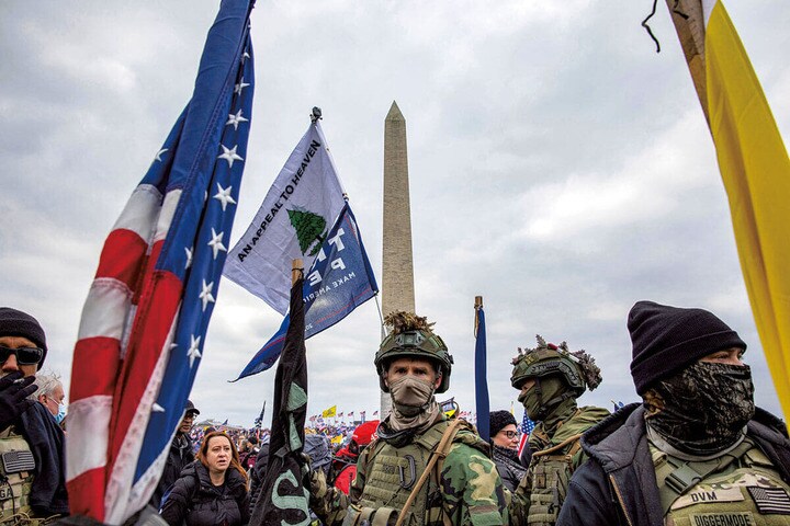 大統領選の結果に憤慨して連邦議会議事堂周辺に集まったトランプ支持者