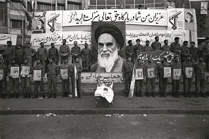 革命防衛隊創設記念日を祝う退役軍人