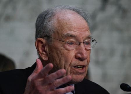 米上院財政委員会の与野党有力議員２人は３日、トランプ大統領の関税発動権限を抑制し、議会の承認を義務付ける法案を提出した。写真は共和党のグラスリー上院議員。１月３０日、ワシントンで撮影（２０２５年　ロイター/Evelyn Hockstein）