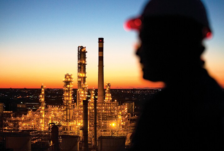 石油は世界的な供給過剰にある（写真はカザフスタンの石油精製施設） Andrey Rudakov-Bloomberg/GETTY IMAGES