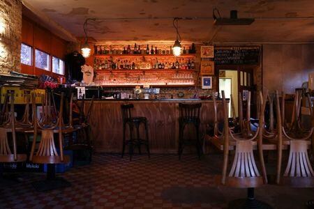 ドイツ首相府はのメルケル首相と州首相との会議に向け、新型コロナウイルス感染抑制のためのロックダウン（都市封鎖）の延長が必要などとする提言案をまとめた。政府の営業停止令に灯りをともして反対の意思を示すバー、ベルリンで１９日撮影（２０２１年　ロイター／Christian Mang）