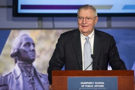 米副大統領や駐日大使を務めたウォルター・モンデール氏が１９日、ミネソタ州ミネアポリスで死去した。写真は、２０１５年１０月２０日にジョージワシントン大学で講演するモンデール氏。（２０２１年　ロイター／Joshua Roberts）