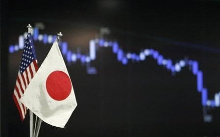 　７月８日、午後３時のドル／円は、前日ニューヨーク時間午後５時時点に比べ、ドル安／円高の１００円半ばだった。米雇用統計を前に様子見ムードの中、午後には１００円前半に下落する場面があった。写真は都内ディーリングルームで２０１３年６月撮影（２０１６年　ロイター／Yuya Shino）