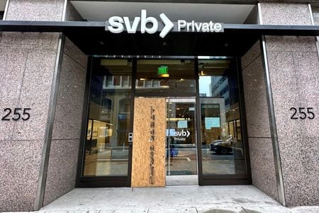 米カリフォルニア州の銀行規制当局は１０日、米金融持ち株会社ＳＶＢファイナンシャル・グループ傘下のシリコンバレー銀行を閉鎖した。カリフォルニア州で撮影（２０２３年　ロイター/Krystal Hu）
