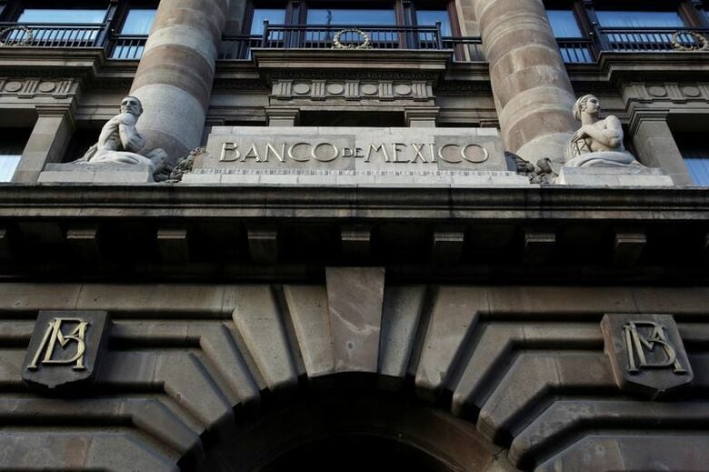 写真はメキシコ中央銀行の入り口。2019年2月、メキシコ市で撮影。REUTERS/Daniel Becerril