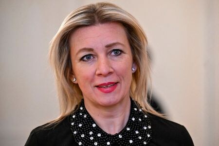 ロシア外務省のザハロワ報道官（写真）は２０日、バイデン米大統領がウクライナとイスラエルへの支援を「投資」と呼んだ発言に言及し、米国が思想のために戦っているのではなく、代理戦争から利益を得ていることを示すものだと述べた。２月２２日、モスクワで撮影（２０２３年　代表撮影）
