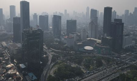 　２月２８日夜、インドネシアのアイルランガ経済担当調整相は、経済協力開発機構（ＯＥＣＤ）への加盟を２─３年以内に完了させることを目指していると述べた。写真は昨年８月、ジャカルタで撮影（２０２４年　ロイター/Willy Kurniawan）