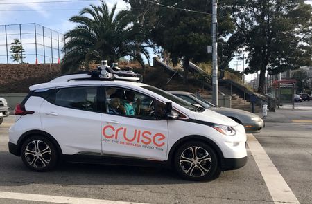 　８月１０日、米カリフォルニア州公益事業委員会（ＣＰＵＣ）は、サンフランシスコ市内でアルファベット傘下のウェイモとゼネラル・モーターズ（ＧＭ）傘下のクルーズが「ロボタクシー」の事業を拡大することを承認した。写真はクルーズの自動運転車。サンフランシスコで２０１８年９月撮影（２０２３年　ロイター／Heather Somerville）