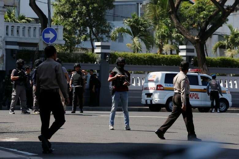 　５月１４日、インドネシア第２の都市スラバヤで１４日、警察の建物の外でバイクを使った自爆攻撃が起き、複数の警察官と一般市民が負傷した。写真は攻撃を受けて警戒するテロ担当の警察官。スラバヤで撮影（２０１８年　ロイター／Beawiharta）