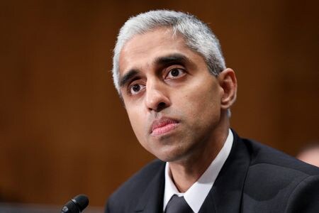 　米国の公衆衛生政策を指揮するマーシー医務総監（写真）は２５日に公表した報告書で、銃犯罪は国内における「公衆衛生上の危機」だと宣言した。写真はワシントンの米議会で昨年６月撮影（２０２４年　ロイター/Amanda Andrade-Rhoades）