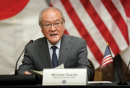 　８月２７日、鈴木俊一財務相（写真）は閣議後会見で、米国のパウエル連邦準備理事会（ＦＲＢ）議長による利下げ発言について、「（日本経済に）どのような影響が生じ得るのか政府として注視していきたい」と述べた。写真は米ワシントンで４月撮影（２０２４　ロイター／Kevin Lamarque）