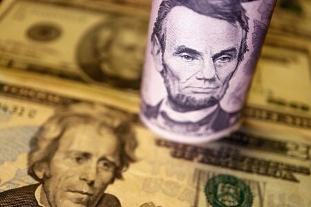 １１月１０日、米財務省が発表した新年度の最初の月である１０月の財政収支は８８０億ドルの赤字となり、赤字額は前年同月（１６５０億ドル）から減少した。写真は米ドル紙幣。６月撮影（２０２２年　ロイター/Florence Lo）