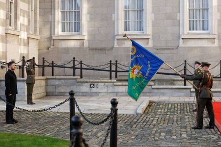 １２月２日、ダブリンのアイルランド政府庁舎で出迎えを受けるゼレンスキー大統領。REUTERS/Clodagh Kilcoyne