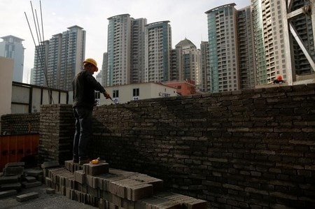 　４月１７日、中国国家統計局は、不動産の投機抑制策の効果が４月以降に出る可能性が高いとの見通しを示した。写真は上海の建設現場で働くさぎょういん。３月撮影（２０１７年　ロイター／Aly Song）