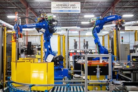 　１２月１日、Ｓ＆Ｐグローバルが発表した１１月のカナダ製造業購買担当者景況感指数（ＰＭＩ）は季節調整済みで４９．６となり、製造業の拡大と縮小の分かれ目を示す５０を８月から４カ月連続で下回った。写真はカナダのオンタリオ州の工場で昨年３月撮影（２０２２年　ロイター／Carlos Osorio ）