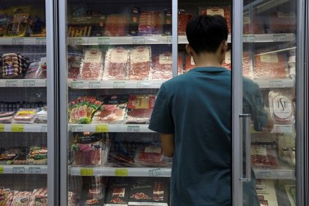 　８月９日、中国国家統計局が発表した７月の物価統計は消費者物価指数（ＣＰＩ）の伸びが加速する一方、生産者物価指数（ＰＰＩ）の下落が続いた。写真は北京のスーパーマーケットで６月撮影（２０２４　ロイター／Florence Lo）