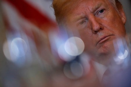 ５月２２日、トランプ米大統領は、ホワイトハウスが引き続き米朝首脳会談の準備を進めているとしつつも、一定の条件が満たされなければ中止、もしくは延期の可能性にも備えていると語った。写真は５月２１日、ワシントンで撮影（２０１８年　ロイター／Carlos Barria）