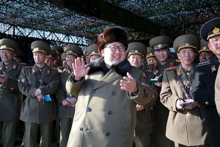 　３月１８日、韓国の聯合ニュースによると、北朝鮮が弾道ミサイルを発射した。写真中央は金正恩第１書記、提供写真（２０１６年　ロイター/KCNA）