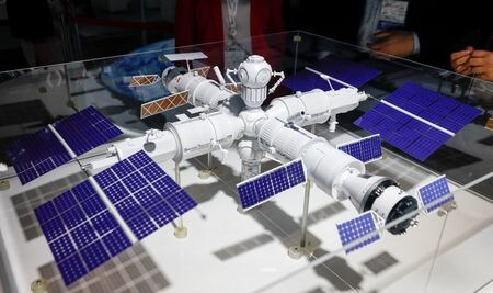 ロシア国営宇宙開発企業ロスコスモスは１５日、独自に建設する予定の新宇宙ステーションの模型を公開した。欧米などと協力する国際宇宙ステーション（ＩＳＳ）計画から離脱し、単独で宇宙開発を進める可能性がある。 （２０２２年　ロイター／Maxim Shemetov）