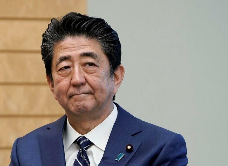 安倍首相は、新型コロナウイルス感染の拡大防止のため、新型インフルエンザ特別措置法を改正する方針であると説明し、その中に盛り込まれる緊急事態宣言に関し、国民の私権制約の可能性があり、その影響を十分に考慮して考慮しつつ判断していくと述べた。写真は都内で２月、代表撮影（２０２０年　ロイター）