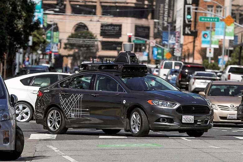 肝心の利用者が自動運転車を不安視している（サンフランシスコで走行するウーバーの自動運転車）　JUSTIN SULLIVAN/GETTY IMAGES