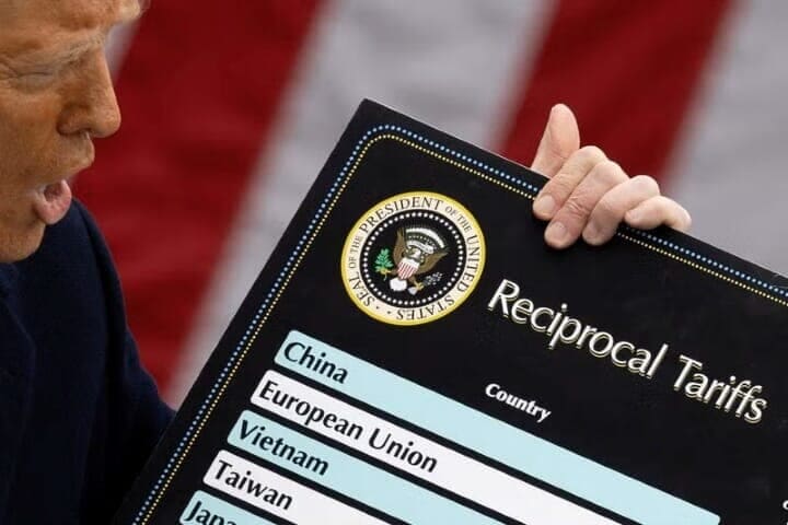 ７月１０日、トランプ米大統領はほとんどの貿易相手国に一律１５％または２０％の関税を課す計画だと述べ、欧州連合（ＥＵ）とカナダは１１日までに関税に関する書簡を受け取る可能性があるとした。写真は相互関税率を発表するトランプ氏。ホワイトハウスで４月撮影（２０２５年　ロイター/Carlos Barria）