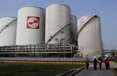 　１２月４日、アジア時間の原油先物は反発。イスラエルがパレスチナ自治区ガザに攻撃を再開し、中東の緊張が再び高まっていることを受けて供給不安が強まった。写真はインドの西ジャワ州にある石油タンク。２０１２年５月撮影（２０２３年　ロイター／Beawiharta）